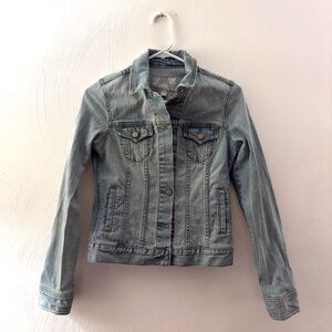 Old Navy Classic Denim Jacket, like new! Size XS